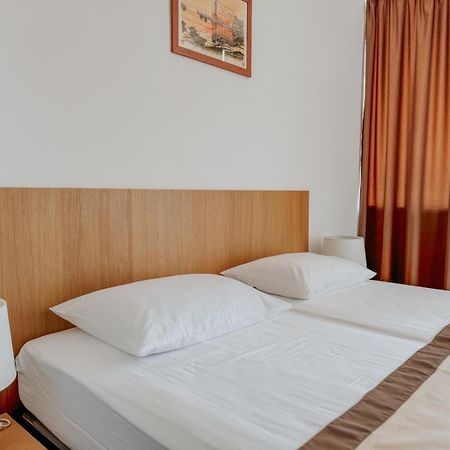 Motel Ljetni Raj Baška Voda Exteriör bild