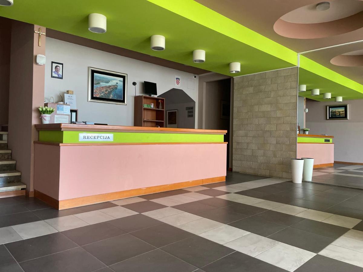 Motel Ljetni Raj Baška Voda Exteriör bild