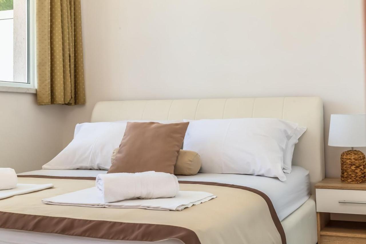 Motel Ljetni Raj Baška Voda Exteriör bild