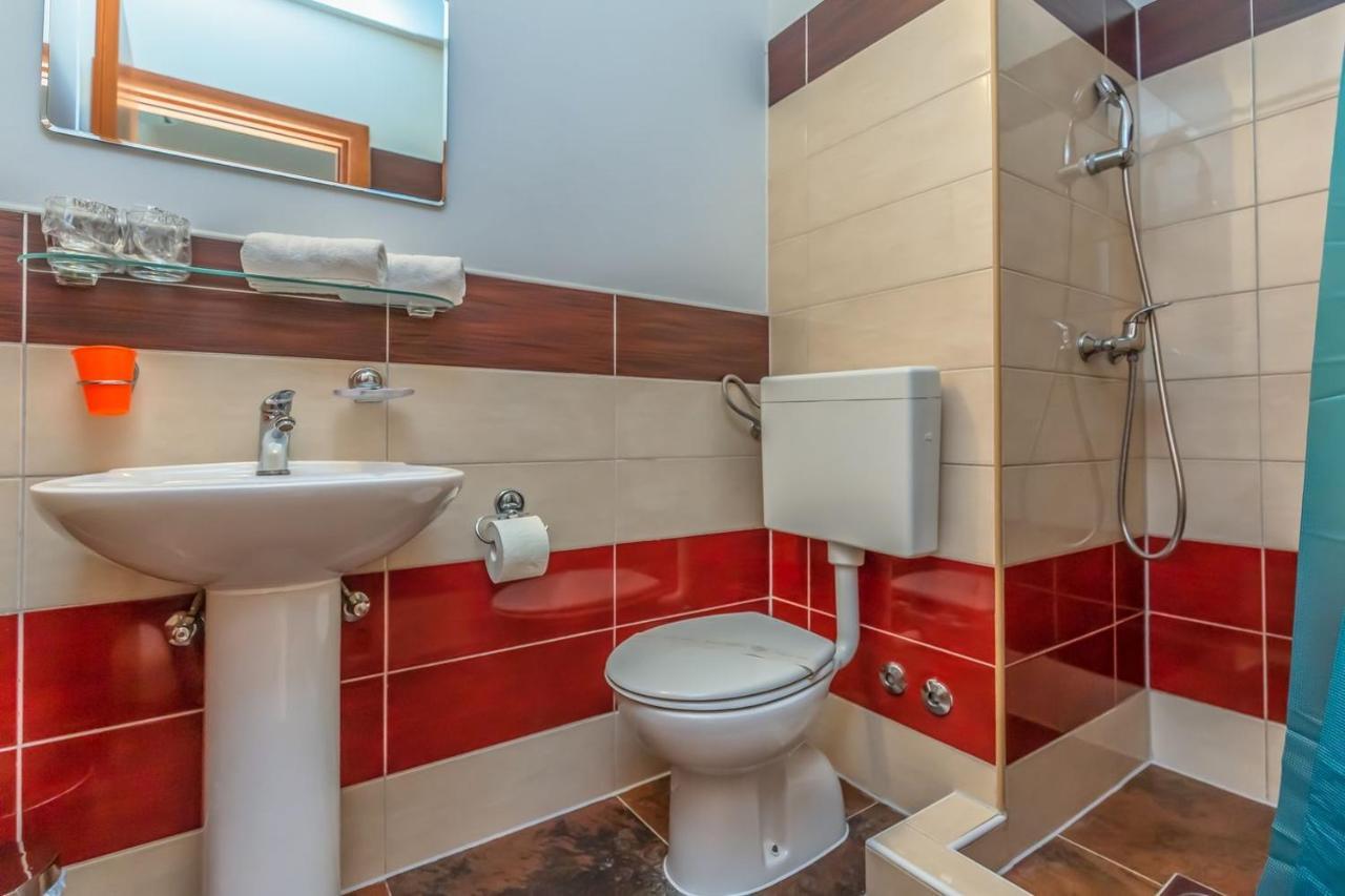Motel Ljetni Raj Baška Voda Exteriör bild