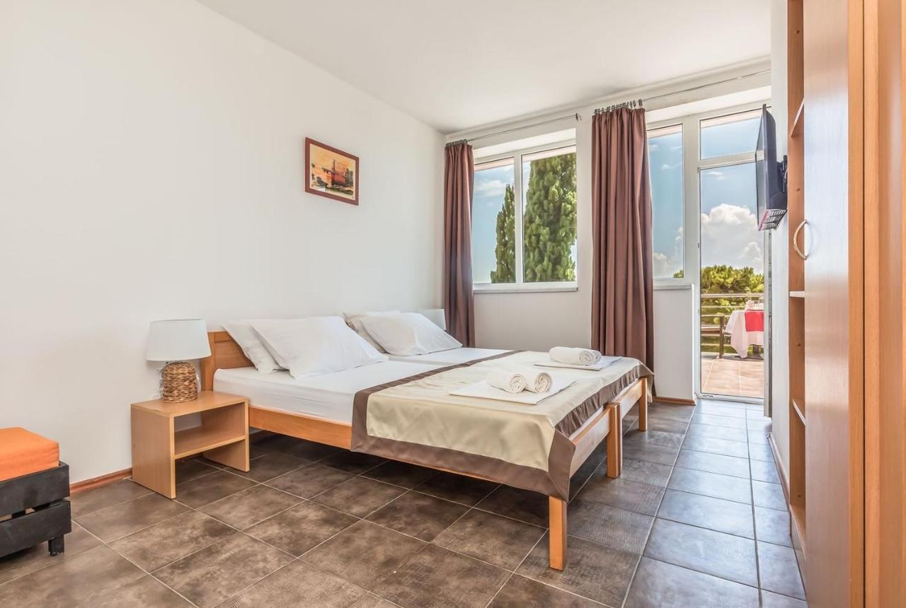 Motel Ljetni Raj Baška Voda Exteriör bild