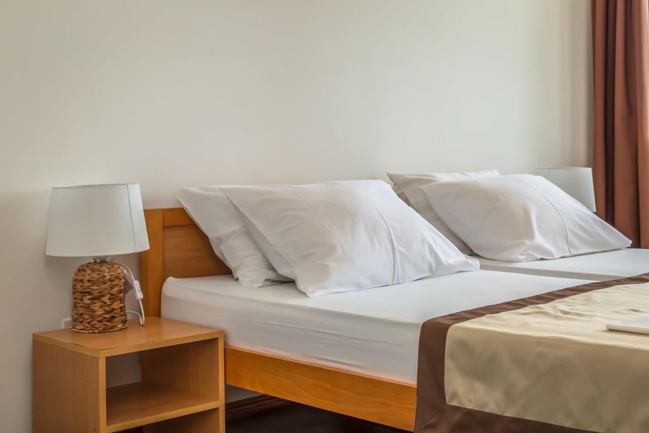 Motel Ljetni Raj Baška Voda Exteriör bild
