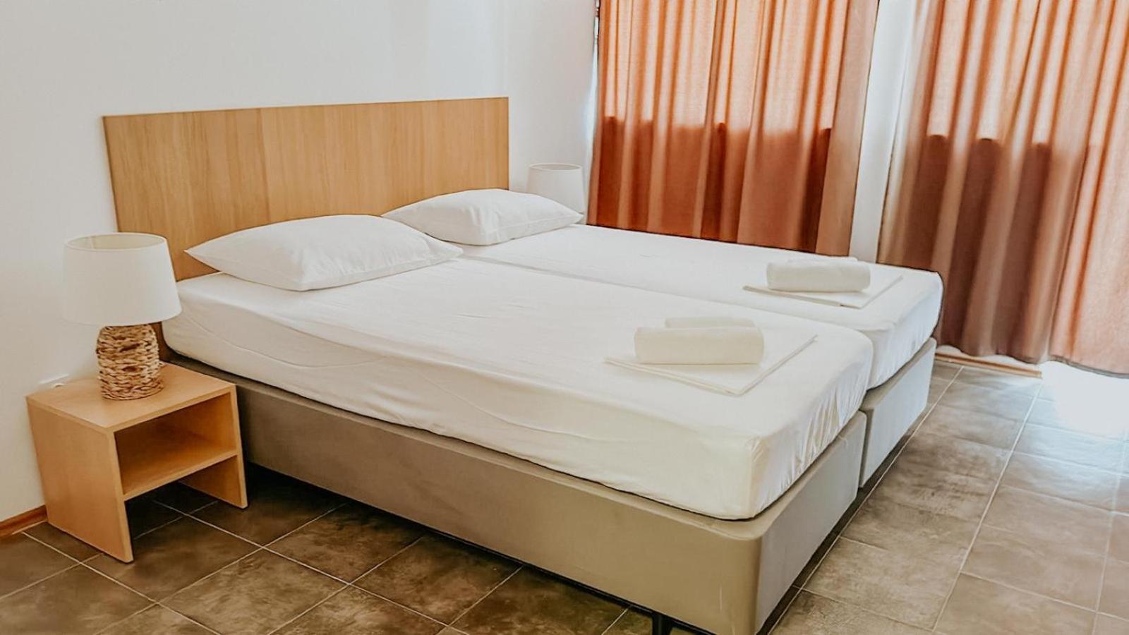 Motel Ljetni Raj Baška Voda Exteriör bild